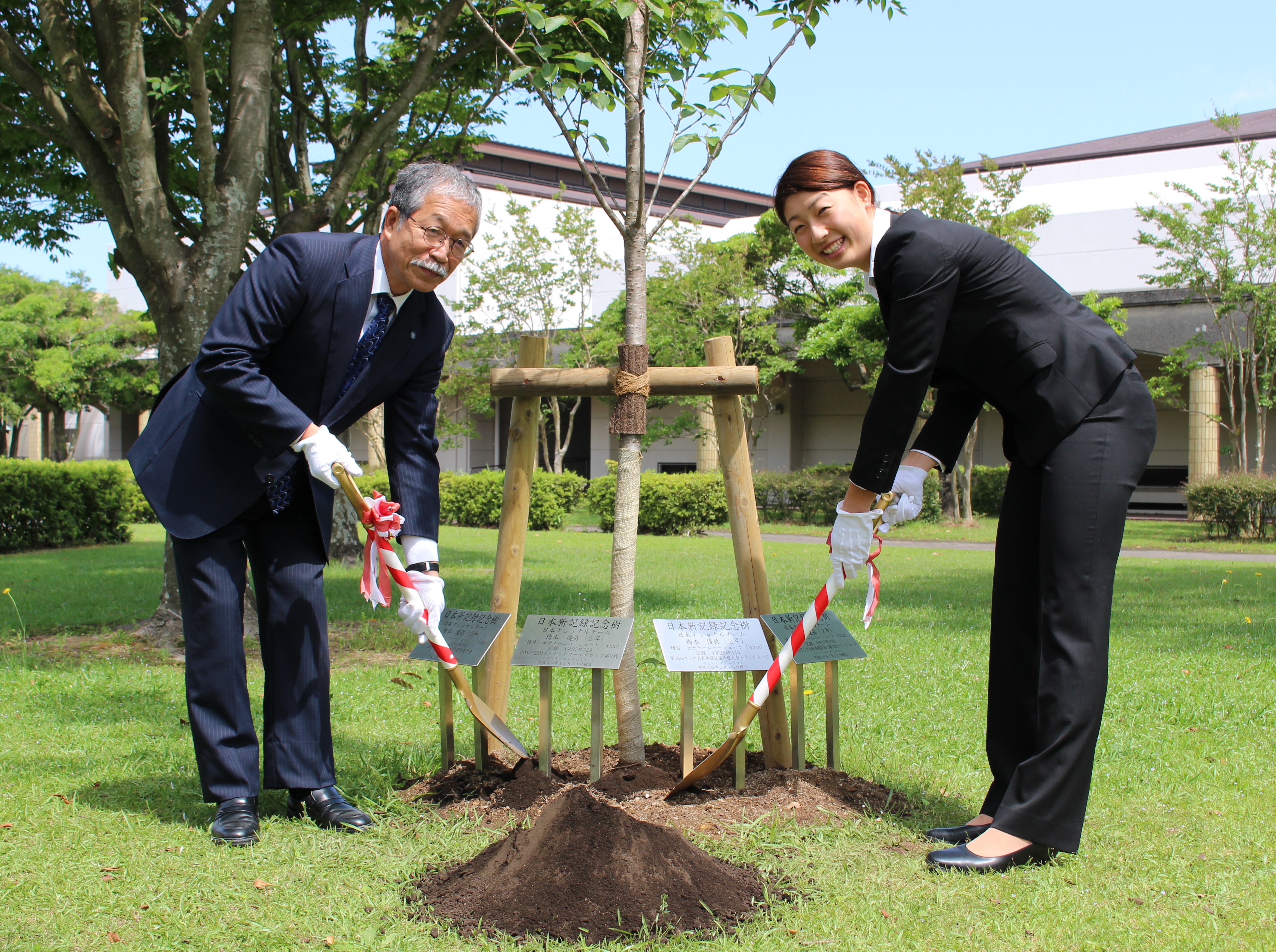 橋本さんと松下学長の植樹の様子8