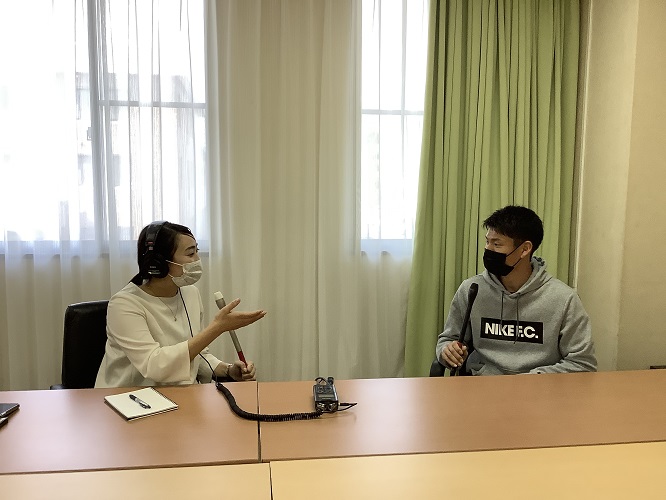 レポーターの宮内ありささん㊧と野知滉平さん㊨ 収録は鹿屋体育大学の中会議室で行われました。8