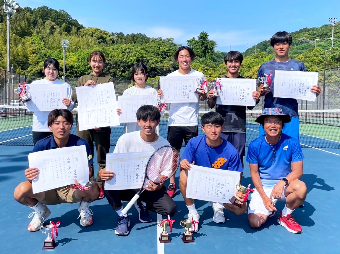 前列左から太田さん、狩行さん、田中さん、髙橋教授、後列左から梶原さん、津田さん、歌津さん、原口さん、鳥井さん、由良さん