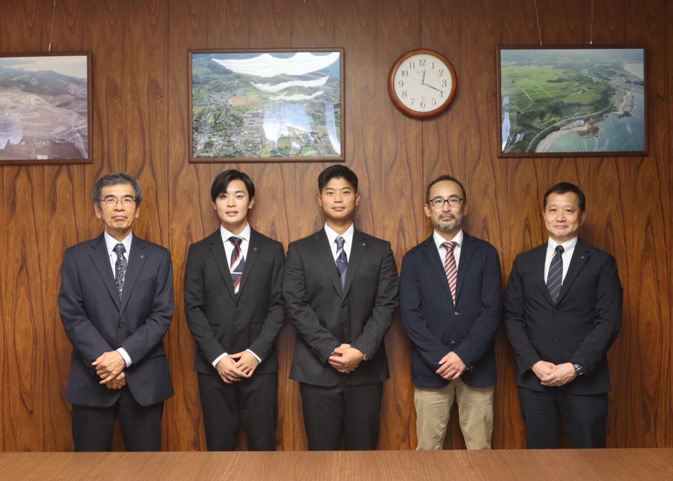 左から金久学長、永岡さん、植木さん、坂口講師、前田理事・副学長