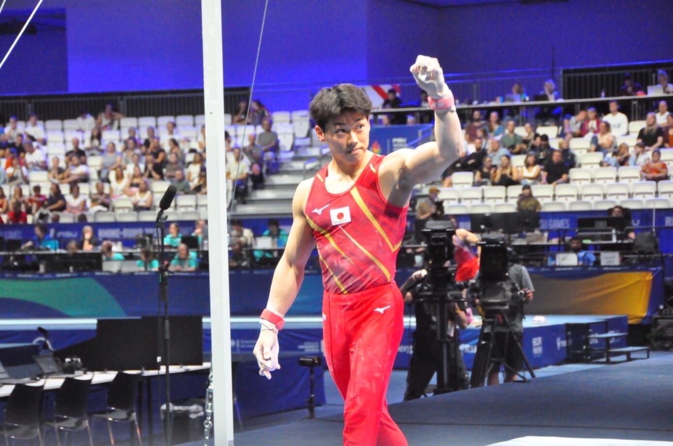 ガッツポーズをする長谷川さん